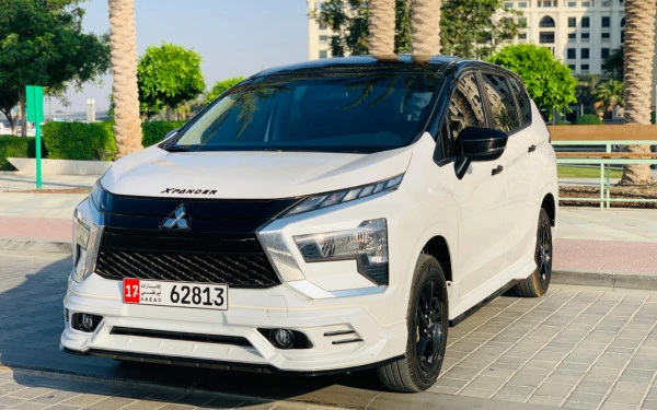 White Mitsubishi Xpander Photo 1