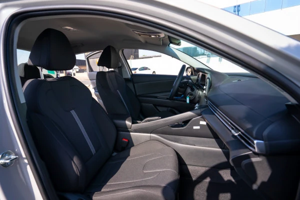  Grey Hyundai Elantra Photo 9