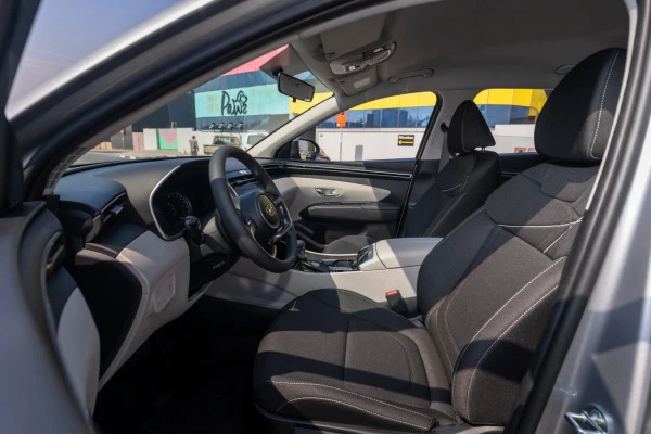  Silver Hyundai Tucson Photo 9