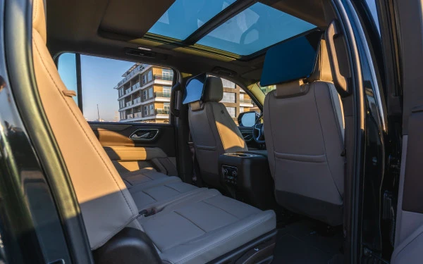  Black Chevrolet Suburban Photo 11