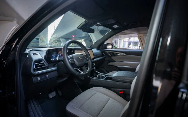  Black Chevrolet Traverse Photo 8