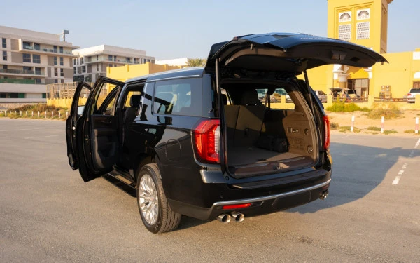  Black GMC Yukon XL Photo 3