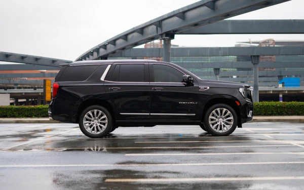  Black GMC Yukon Denali Photo 3