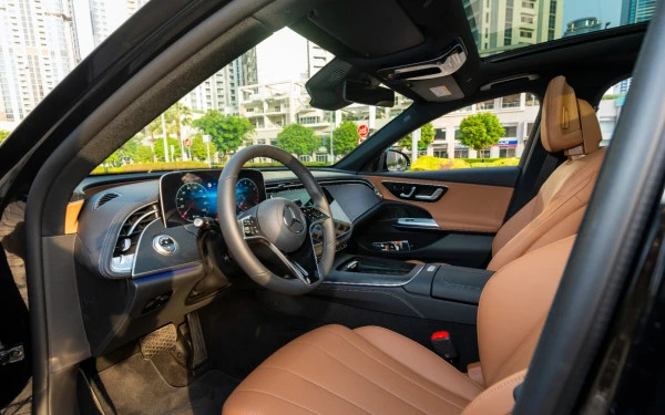  Black Mercedes E200 Photo 9