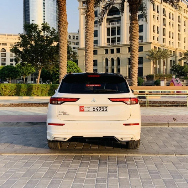  White Mitsubishi Outlander Photo 3