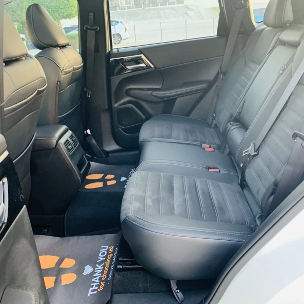  White Mitsubishi Outlander Photo 5