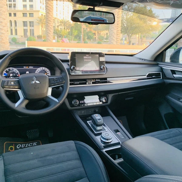  White Mitsubishi Outlander Photo 6