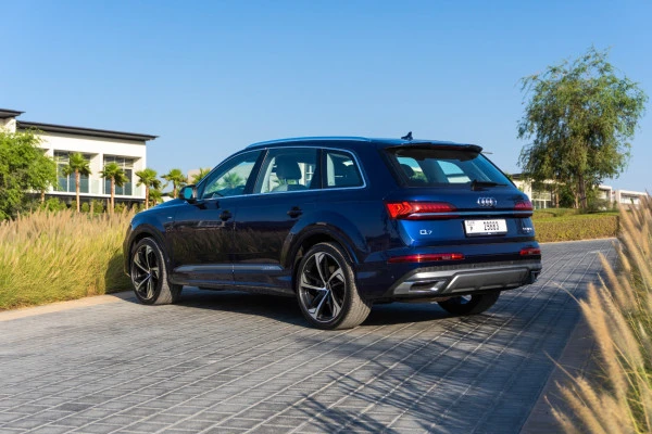  Blue Audi Q7 Photo 3