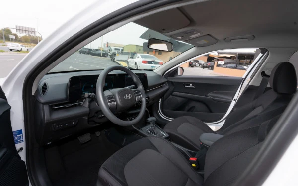  White Hyundai Accent Photo 8