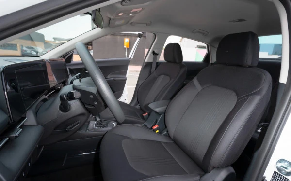  White Hyundai Accent Photo 9