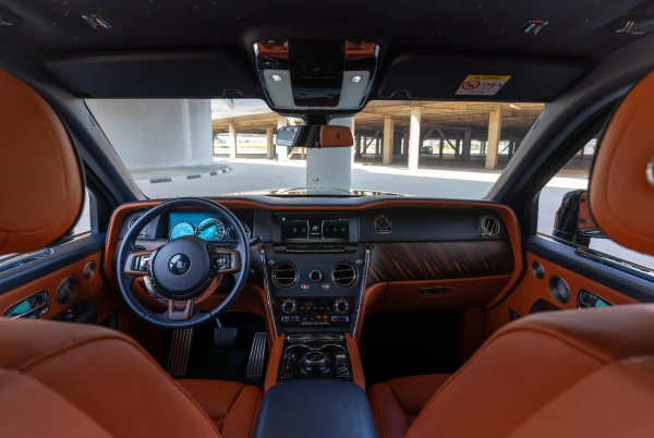  Green Rolls Royce Cullinan Photo 6