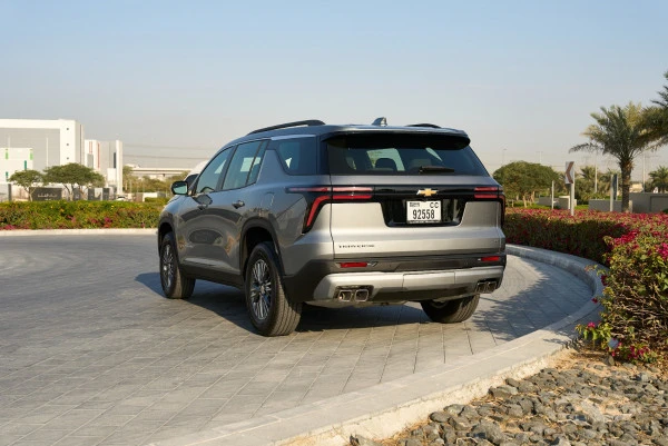  Grey Chevrolet Traverse Photo 4