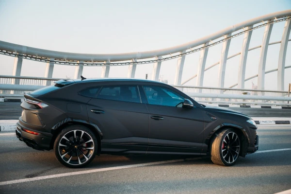  Black Lamborghini Urus Photo 4