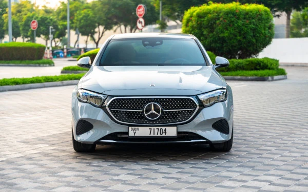  Grey Mercedes E200 Photo 3