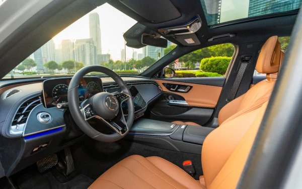  Grey Mercedes E200 Photo 10