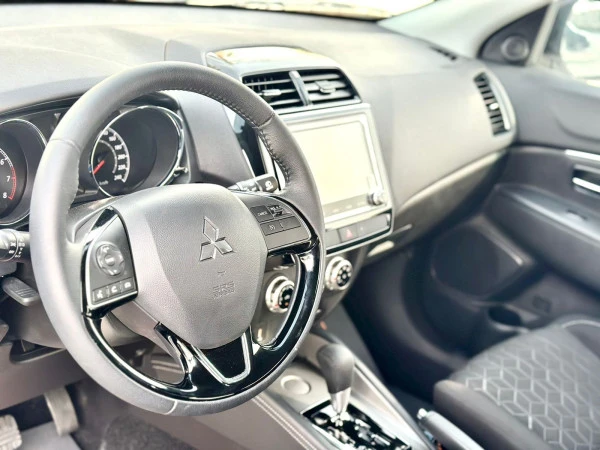  White Mitsubishi ASX Photo 3