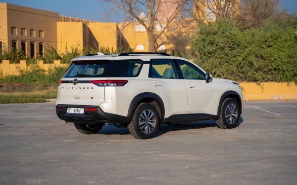  Pearl White Nissan Pathfinder Photo 3
