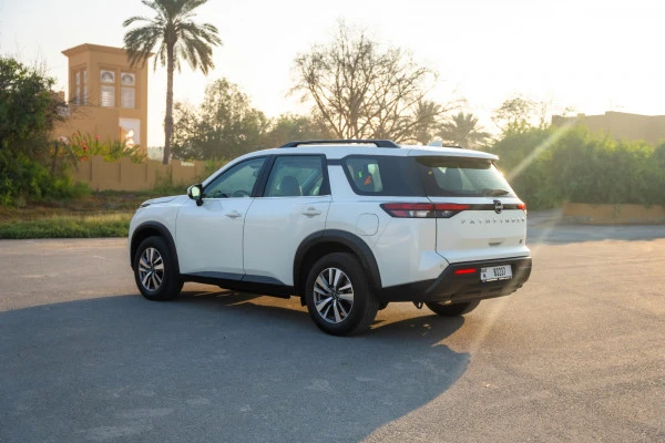  Pearl White Nissan Pathfinder Photo 3