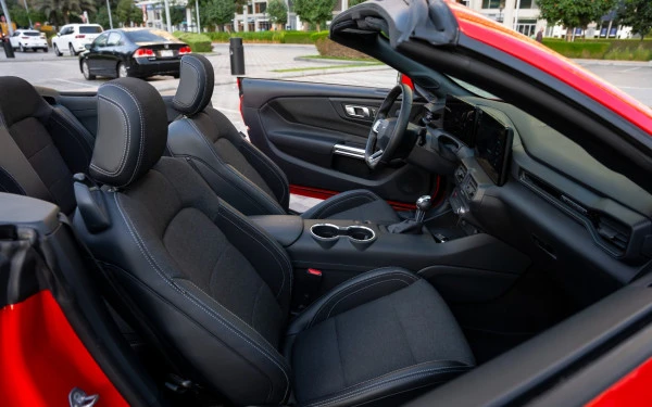  Red Ford Mustang cabrio Photo 9