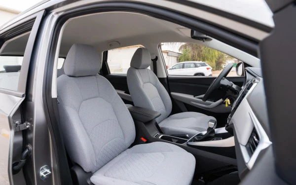  Silver Chevrolet Captiva Photo 8