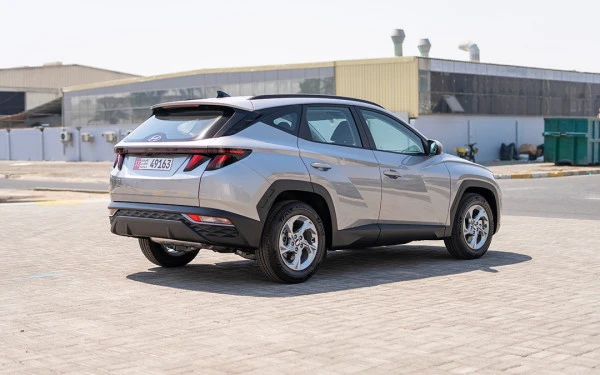  Silver Hyundai Tucson Photo 2