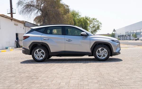  Silver Hyundai Tucson Photo 3