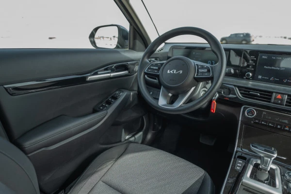  Dark Grey KIA Seltos Photo 7