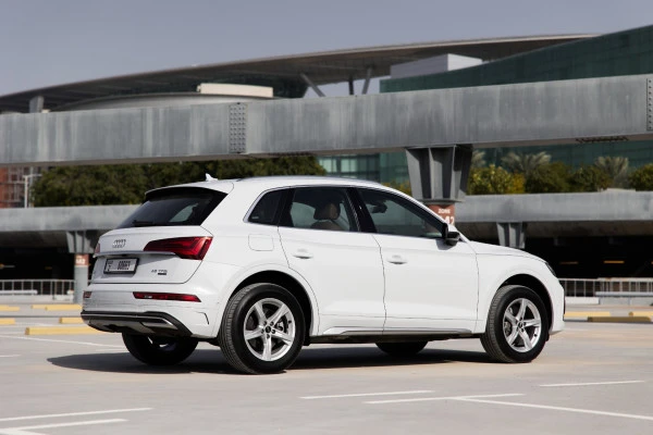 White Audi Q5 45TFSI quattro Photo 2