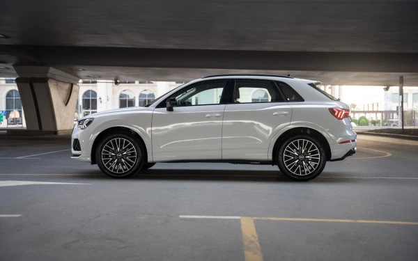  White Audi Q3 Photo 2