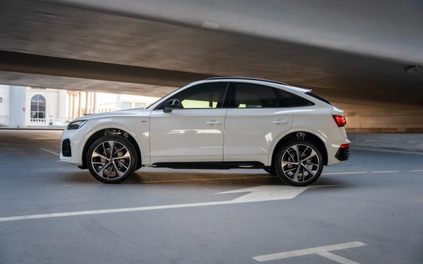  White Audi Q5 Sportback Photo 2