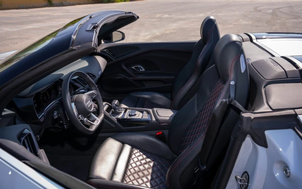 White Audi R8 Spyder Photo 9