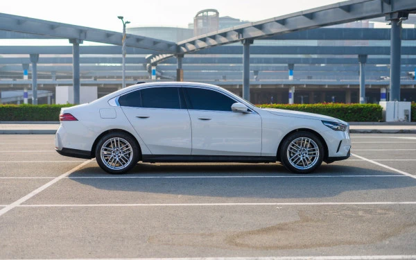  White BMW 520i Photo 2