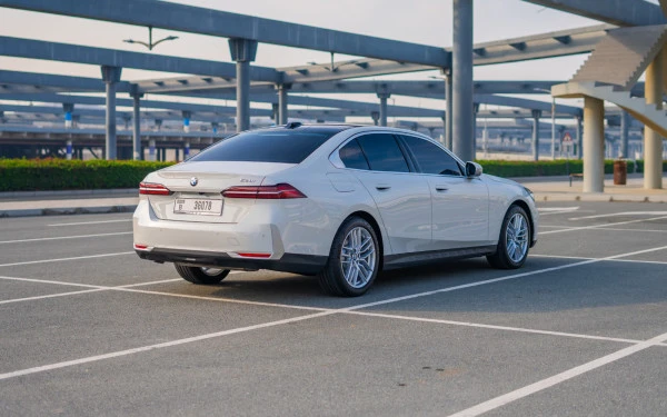  White BMW 520i Photo 3