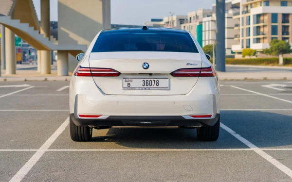  White BMW 520i Photo 4