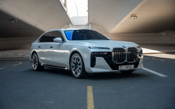  White BMW 760Li Photo 9