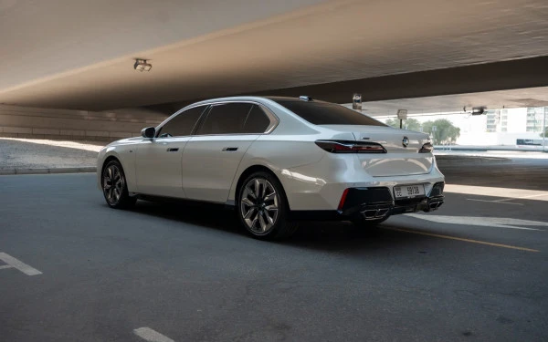  White BMW 760Li Photo 13