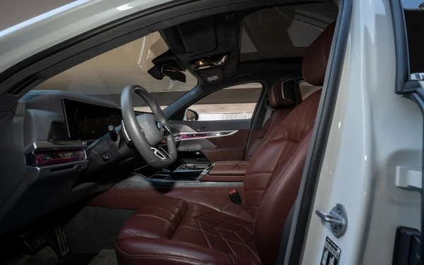  White BMW 760Li Photo 18