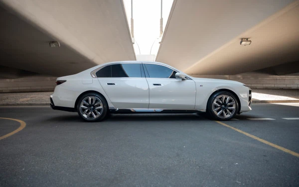  White BMW 760Li Photo 19