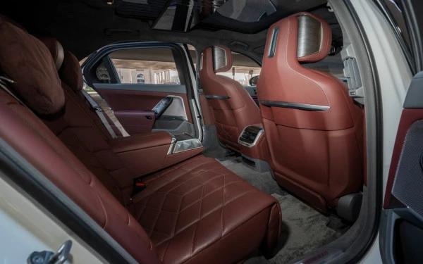  White BMW 760Li Photo 21