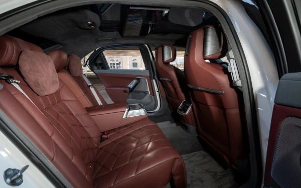  White BMW 760Li Photo 22