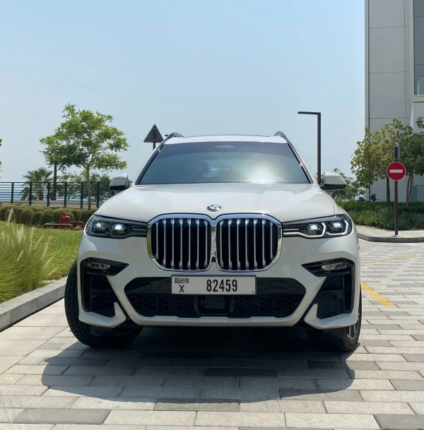  White BMW X7 Photo 2