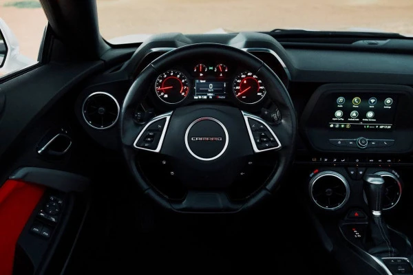  White Chevrolet Camaro V6 Photo 7