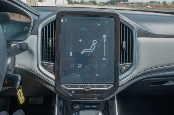  White Chevrolet Captiva Photo 9