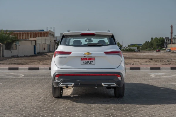  White Chevrolet Captiva Photo 3