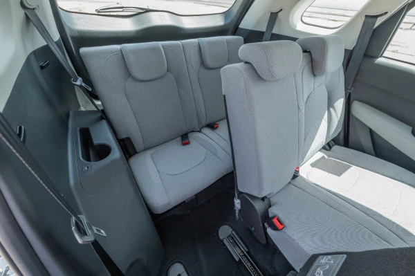  White Chevrolet Captiva Photo 9