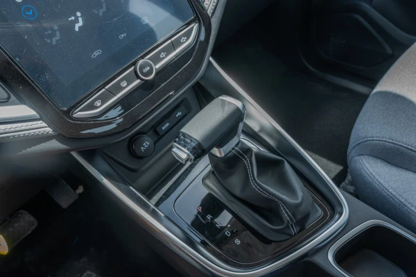  White Chevrolet Captiva Photo 11