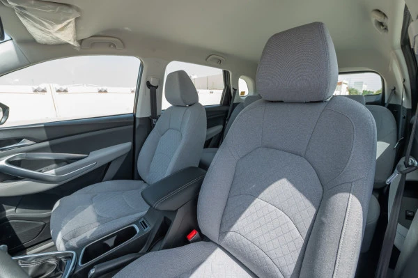  White Chevrolet Captiva Photo 7