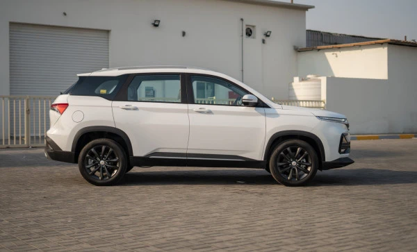  White Chevrolet Captiva Photo 3