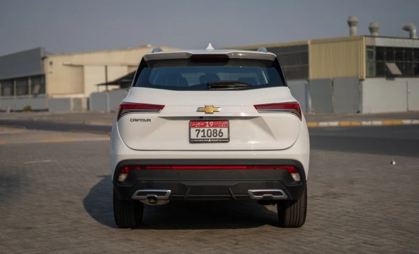  White Chevrolet Captiva Photo 4