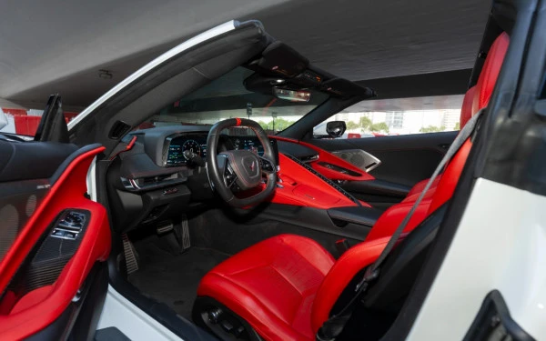  White Chevrolet Corvette Photo 3